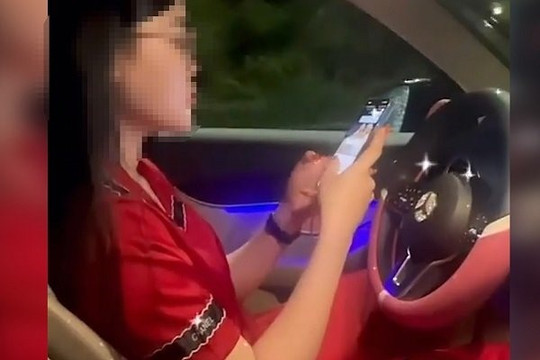 Buông 2 tay để quay TikTok khi lái xe, nữ tài xế Mercedes bị xử phạt