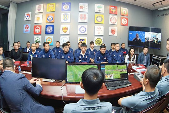 V-League bất ngờ tập huấn trọng tài VAR, dự kiến áp dụng ở mùa giải 2023-2024