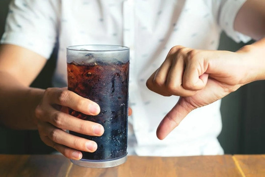 6 thói quen uống nước khiến bạn trông già hơn trước tuổi