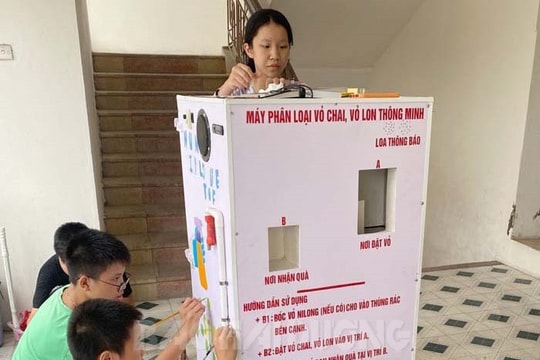 Nhóm học sinh sáng tạo máy phân loại vỏ chai, lon thông minh