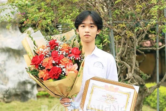Khen đột xuất học sinh chuyên hóa Nguyễn Trãi nhặt được 10 triệu trả lại người đánh rơi