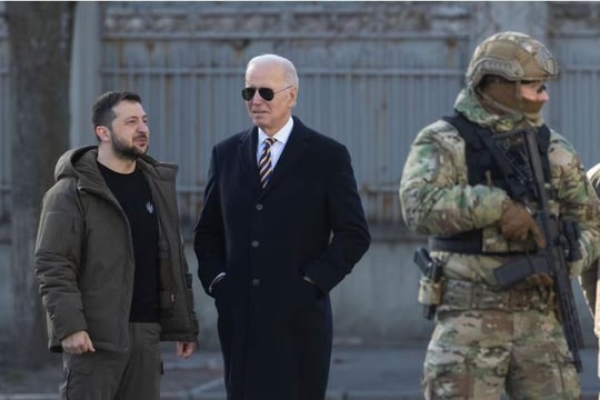 Tổng thống Biden chuẩn bị chuyến thăm Kiev như thế nào?