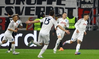 Napoli đặt một chân vào tứ kết Champions League