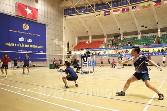 203 tay vợt tranh tài tại hội thao ngành y tế