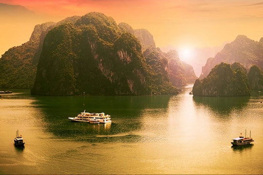 [Infographic] Ha Long Bay a stunning seaside spot to watch sunrise, sunset