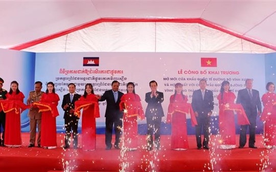 Vinh Xuong int’l land, waterway border gate on Vietnam-Cambodia border opens