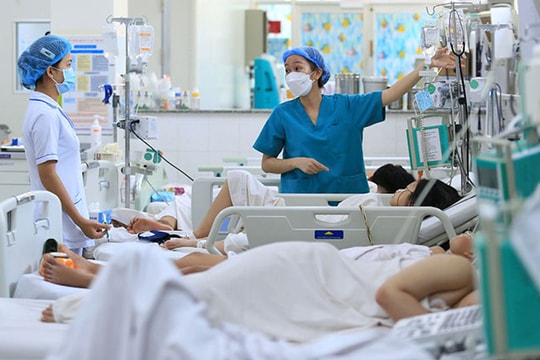 Quyết sách ''giữ chân'' nhân viên y tế