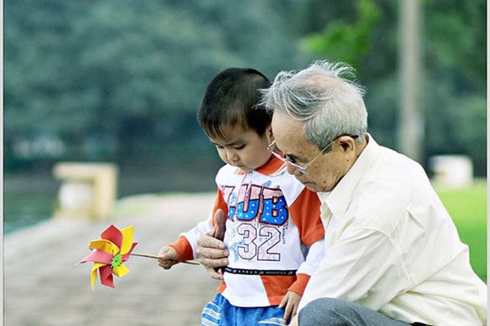 Con hư tại... ông bà