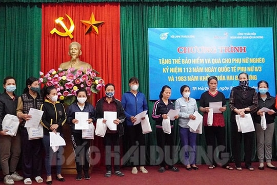 Tặng thẻ bảo hiểm cho phụ nữ nghèo
