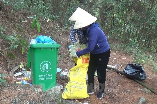 [Video] Những người nhặt rác trên núi Côn Sơn