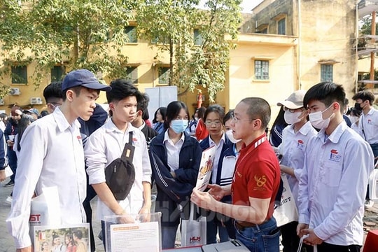 Hơn 2.000 học sinh Chí Linh dự ngày hội tư vấn hướng nghiệp do Báo Tuổi trẻ tổ chức