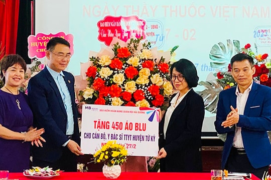 Bảo hiểm Ngân hàng Quân đội tặng 450 áo blouse cho y, bác sĩ Trung tâm Y tế huyện Tứ Kỳ