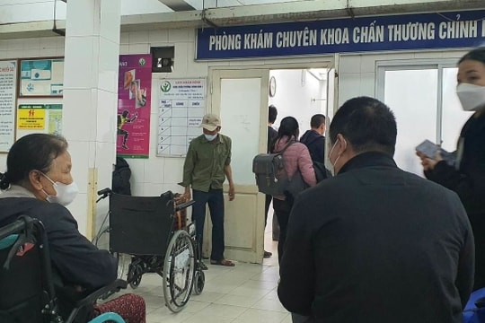 Bệnh nhân đổ xô đến khám trước khi Bệnh viện Việt Đức hạn chế mổ