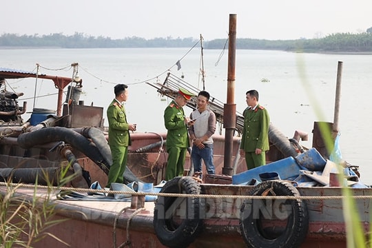 Công an huyện Thanh Hà phát hiện tàu chở cát không rõ nguồn gốc trên sông Thái Bình