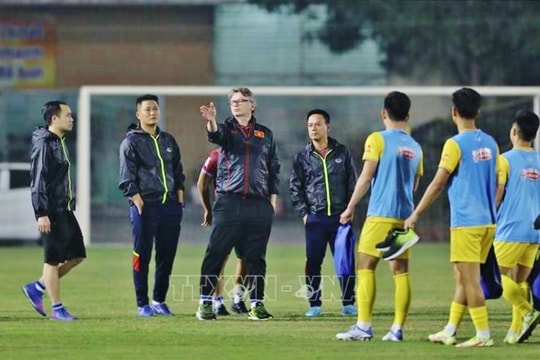Huấn luyện viên Philippe Troussier nghiêm khắc trên sân tập