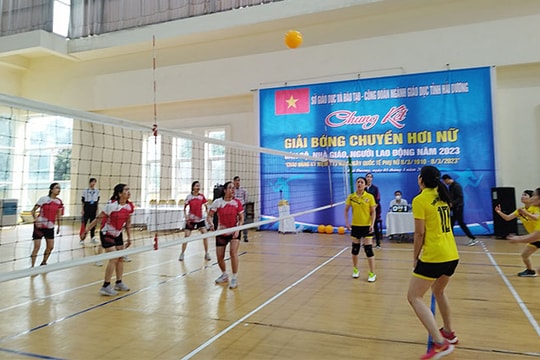 Sôi nổi Giải bóng chuyền hơi nữ ngành giáo dục 