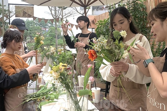 Người trẻ thích thú trải nghiệm  làm bánh, cắm hoa