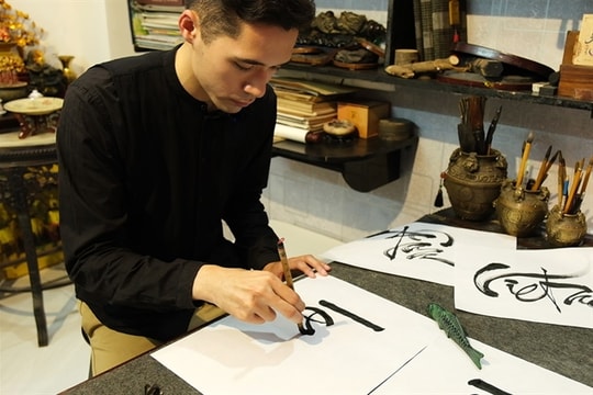 American student writes beauty of Vietnamese calligraphy