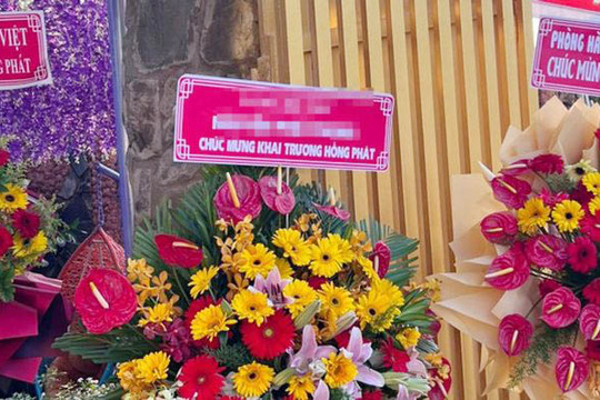 Xử phạt chủ quán cà phê tự đặt lẵng hoa ghi tên lãnh đạo Đảng mừng khai trương
