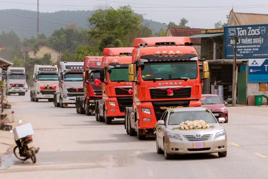 Rước dâu bằng 20 xe container