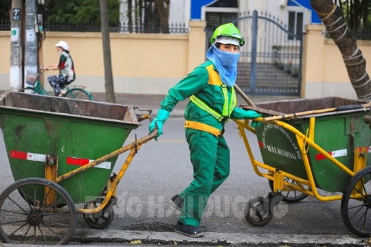 Những phụ nữ vẫn vất vả dịp 8.3