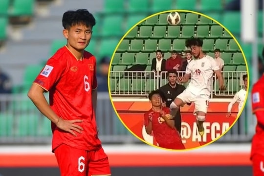 Cầu thủ Iran đạp vào ngực tiền vệ U20 Việt Nam khiến cổ động viên bức xúc