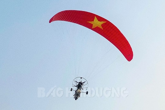 Bay dù lượn có mặt ở Chí Linh