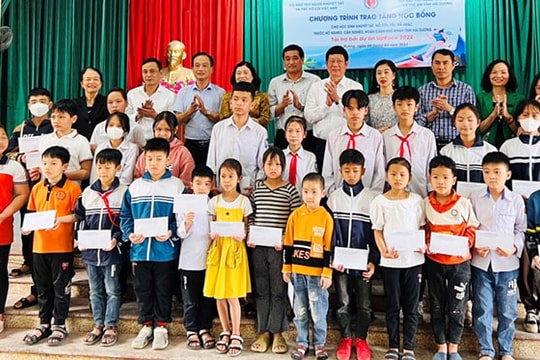 Trao học bổng cho học sinh khuyết tật, mồ côi tại huyện Kim Thành