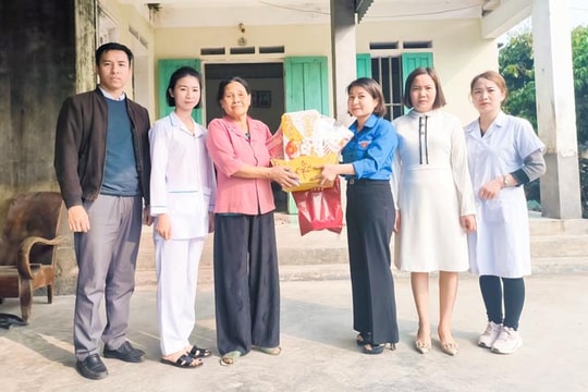 Tuổi trẻ Thanh Hà khám sức khoẻ, tặng quà cho gia đình chính sách