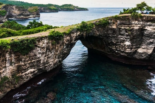 Du khách tử vong khi trượt chân chụp ảnh tại Bali