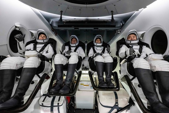 Tàu vũ trụ của tỷ phú Elon Musk đưa phi hành gia Mỹ, Nga về Trái đất an toàn