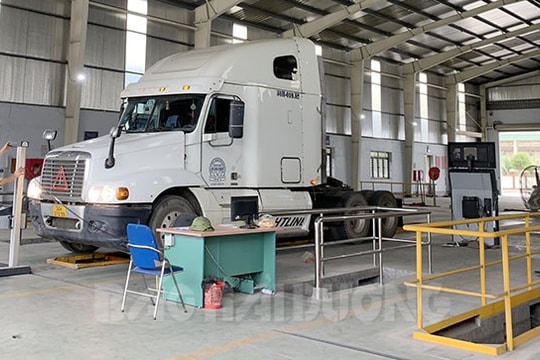 Đi đăng kiểm ô tô khổ hơn đi chăm vợ đẻ
