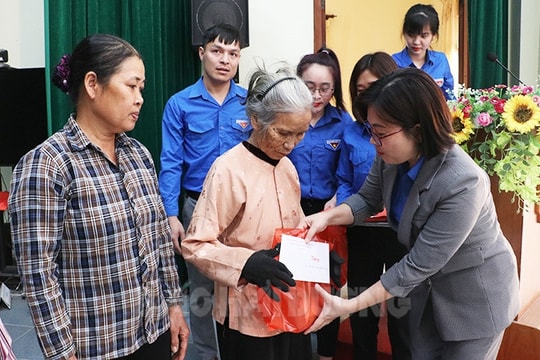 Huyện đoàn Nam Sách tặng quà trẻ em nghèo, cựu thanh niên xung phong