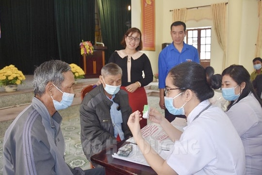Khám bệnh, tặng quà cựu chiến binh, cựu thanh niên xung phong xã Minh Hòa 