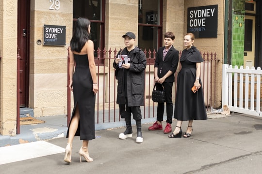 Nhà thiết kế Đỗ Mạnh Cường tuyển chọn người mẫu ở đường phố Sydney