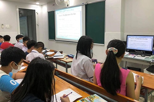Sợ bị giáo viên trù dập, cha mẹ cuống cuồng đăng ký học thêm cho con