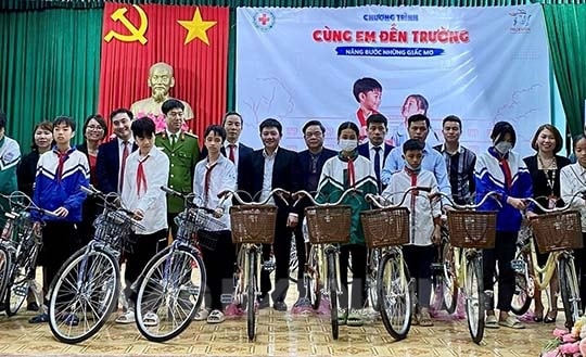 Trao tặng xe đạp cho 20 học sinh khó khăn ở Thanh Miện