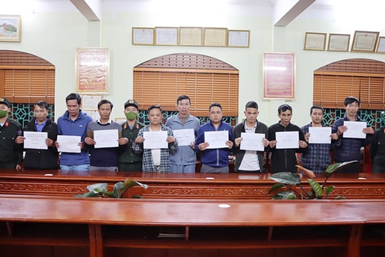 Tạm giữ chánh thanh tra huyện để điều tra hành vi đánh bạc ghi lô đề
