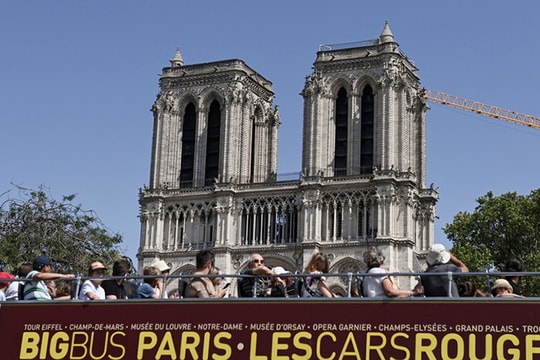 Nhà thờ Đức Bà Paris bị kiện vì chỉ dịch biển chỉ dẫn sang tiếng Anh