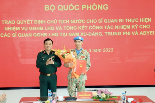 Trao quyết định cho sĩ quan công binh đi gìn giữ hòa bình ở Trung Phi