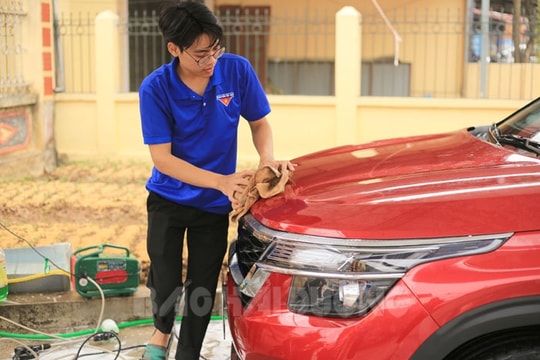 Rửa xe gây quỹ, thắp sáng đường quê