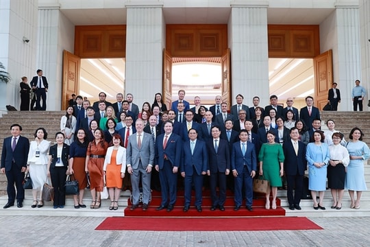 Vietnam promises optimal conditions for US enterprises: PM
