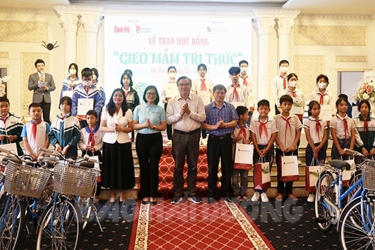 Báo Tuổi Trẻ phối hợp trao học bổng cho 200 học sinh khó khăn ở Hải Dương