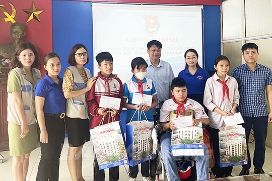 Tuổi trẻ Báo Hải Dương phối hợp trao học bổng cho học sinh khó khăn