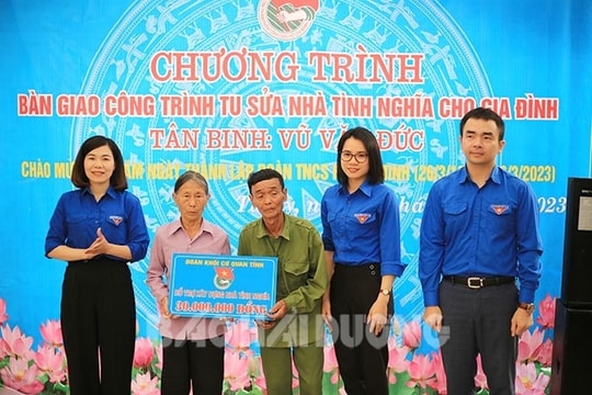 Tuổi trẻ Đoàn khối Các cơ quan tỉnh phối hợp hỗ trợ sửa nhà cho gia đình tân binh ở Tứ Kỳ