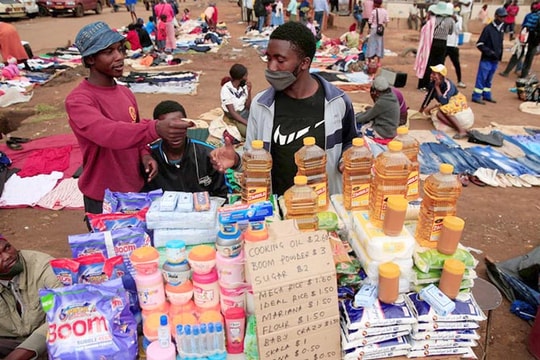 Zimbabwe: Tiền có mệnh giá đến 100.000 tỷ nhưng dân quyết không dùng