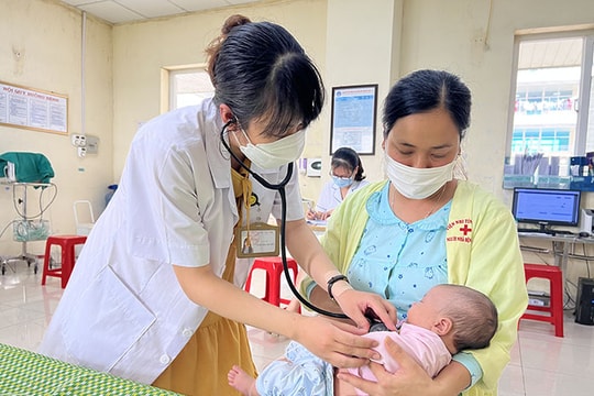 Nhiều trẻ viêm phổi nặng, không ít người cao tuổi phải thở máy