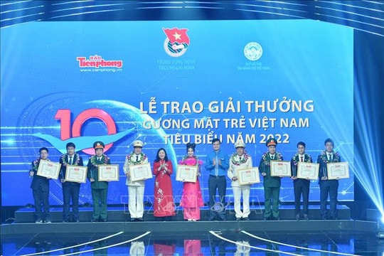 Cựu học sinh Trường THPT chuyên Nguyễn Trãi nhận Giải thưởng Gương mặt trẻ Việt Nam tiêu biểu năm 2022