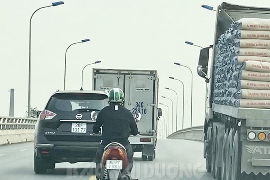 [Video] Nhiều ô tô đi lấn làn trên cầu Mây