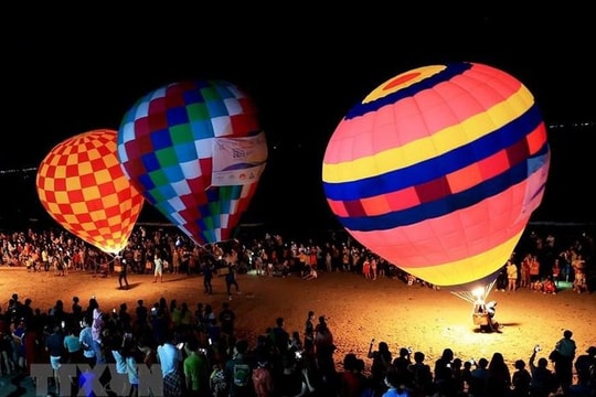 Trình diễn khinh khí cầu trên bãi biển Phan Thiết